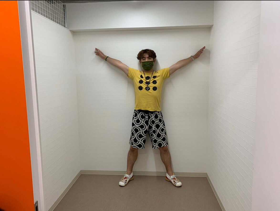 トランクハウス24江東千石の3.6帖の区画で、人物が腕を広げている様子